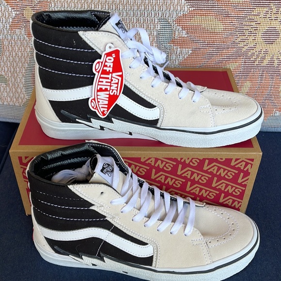 Vans Sk8-Hi Bolt
Antique White/Black
VNOA5JIVZHJ
WMNS sneakers - Picture 2 of 16